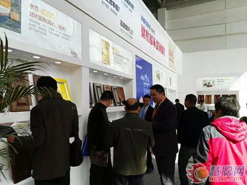 華隆展館內人頭攢動