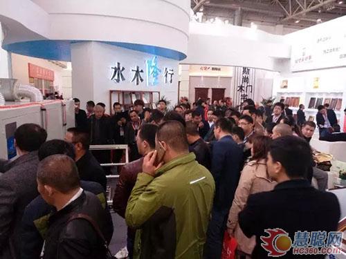 華隆展館內人頭攢動