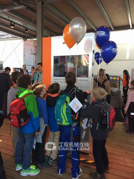 圖為捷爾杰組織德國學生參觀展臺，了解科技對生活的改變