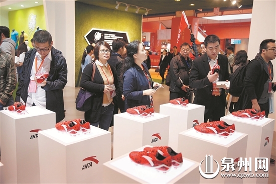 在晉江鞋博會上，客商參觀安踏足球展館