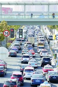 因為預案到位，雖然有大客流的短暫擁擠，但國展中心周邊道路還是秩序井然。
